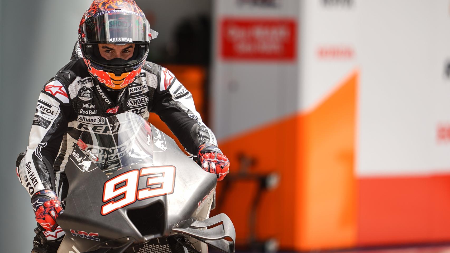 Marc Márquez, sobre uno de los prototipos de Repsol Honda para 2022