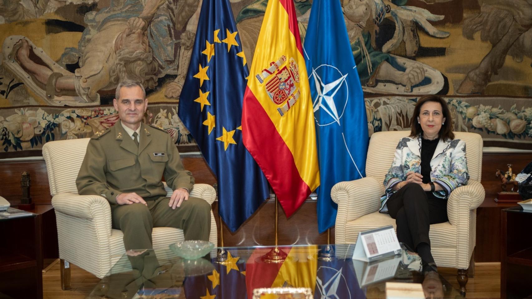 El general Lázaro Saenz y la ministra de Defensa, Margarita Robles.