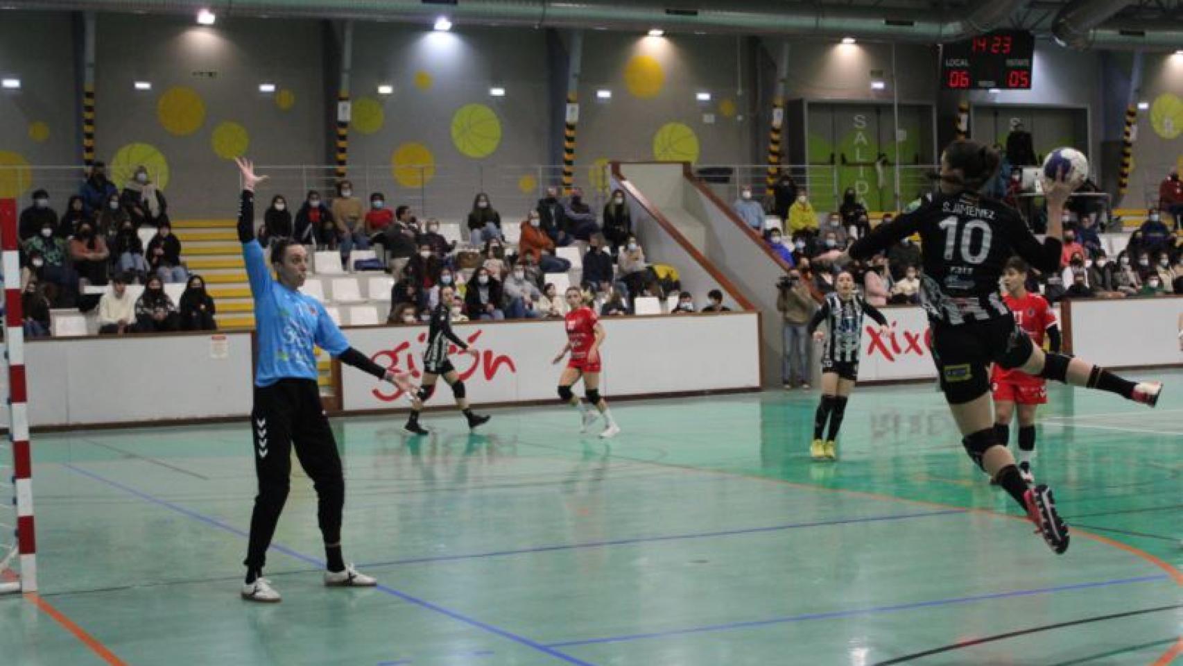 Sole López, en el partido frente al Unicaja Banco Gijón.