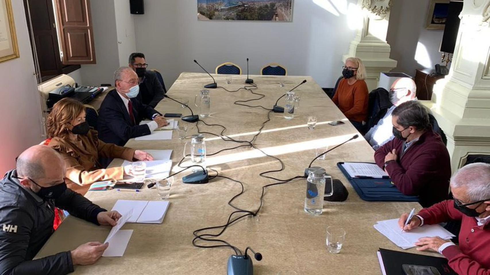 Imagen de la reunión del alcalde de Málaga con vecinos de El Perchel.