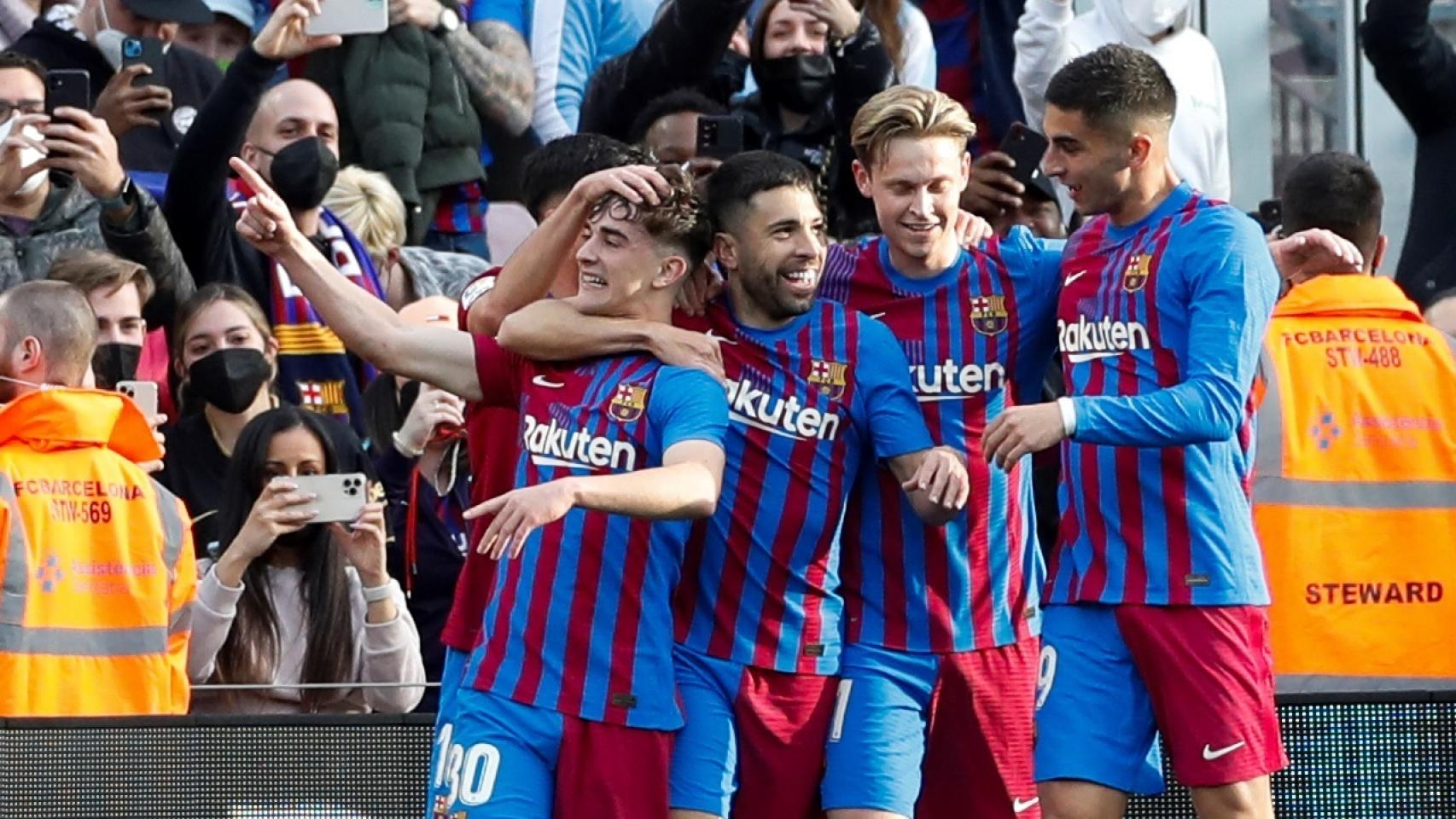 Gavi celebra con el equipo.