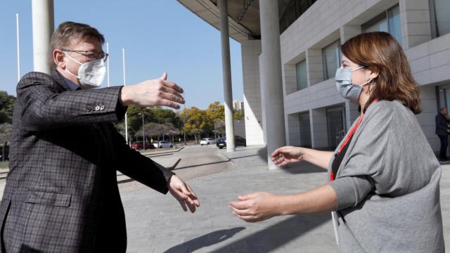 Adriana Lastra y Ximo Puig, en la clausura del congreso del PSPV en Valencia donde ha criticado la compra de voluntades.