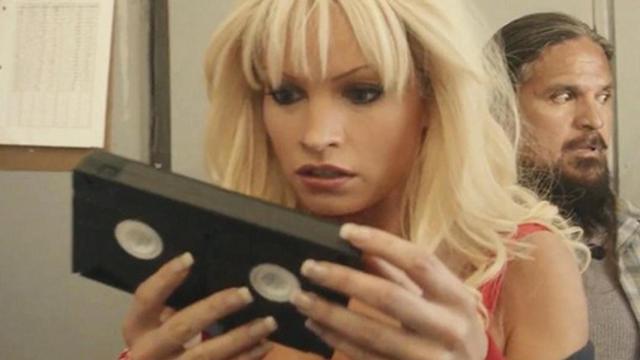 Lily James es Pamela Anderson en 'Pam & Tommy'. Foto: Disney Plus