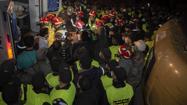 Los efectivos de rescate introducen el cuerpo sin vida de Rayan en una ambulancia.