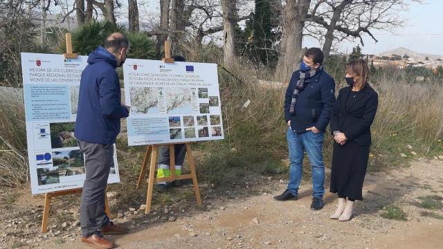 El director general del Medio Natural, Fulgencio Perona, explicando los pormenores de los dos proyectos en el Parque Regional de Calblanque.