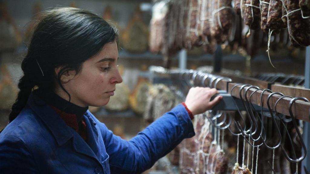 Lila en la fábrica de los Soccavo en 'La amiga estupenda'.