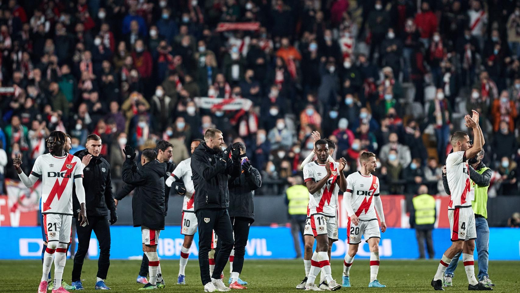 Los jugadores del Rayo Vallecano agradecen a la afición el apoyo.