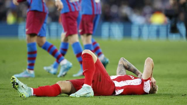 Daniel Wass se lamenta sobre el césped del Camp Nou.