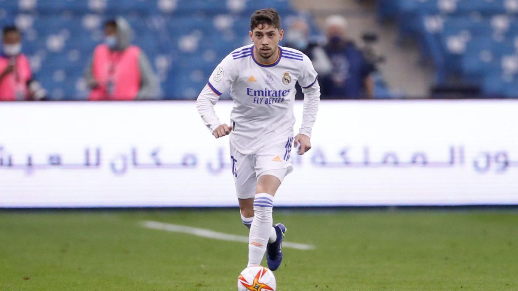 Fede Valverde controla un balón.