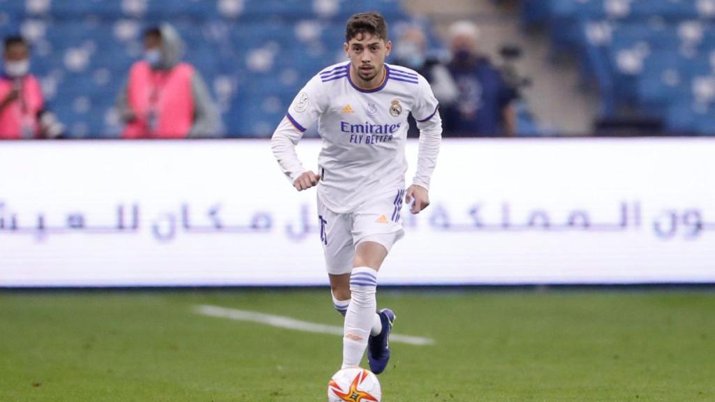 Fede Valverde controla un balón.
