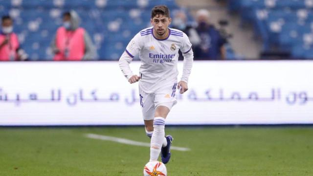 Fede Valverde controla un balón.