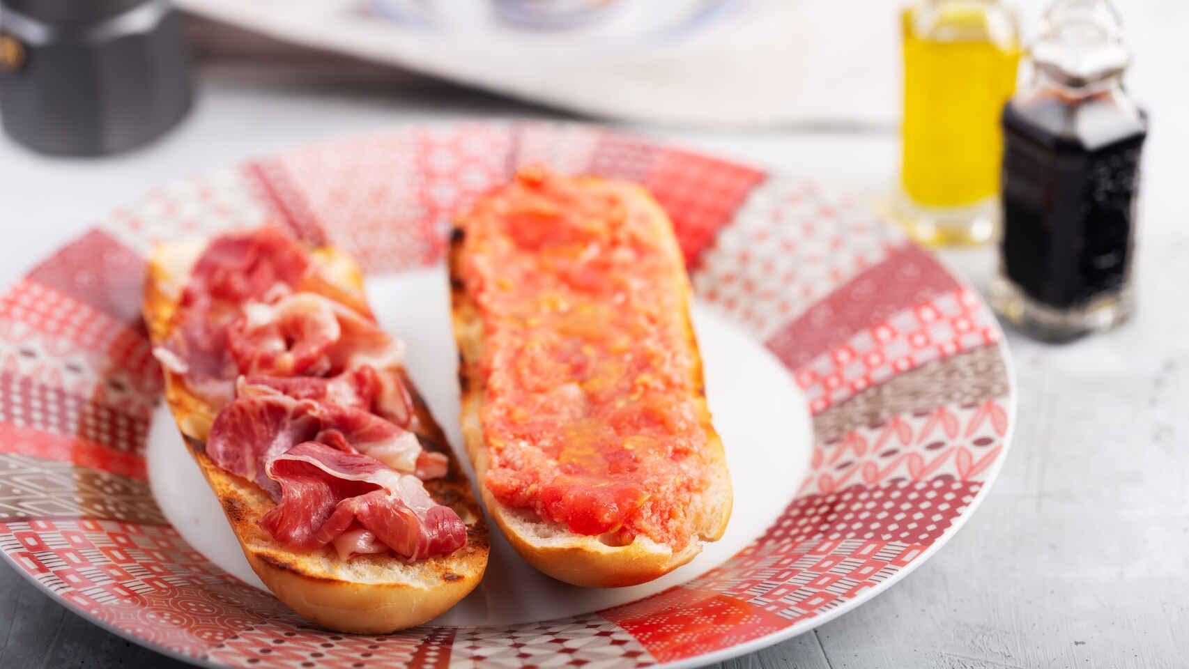 Unas tostadas con tomate y jamón.