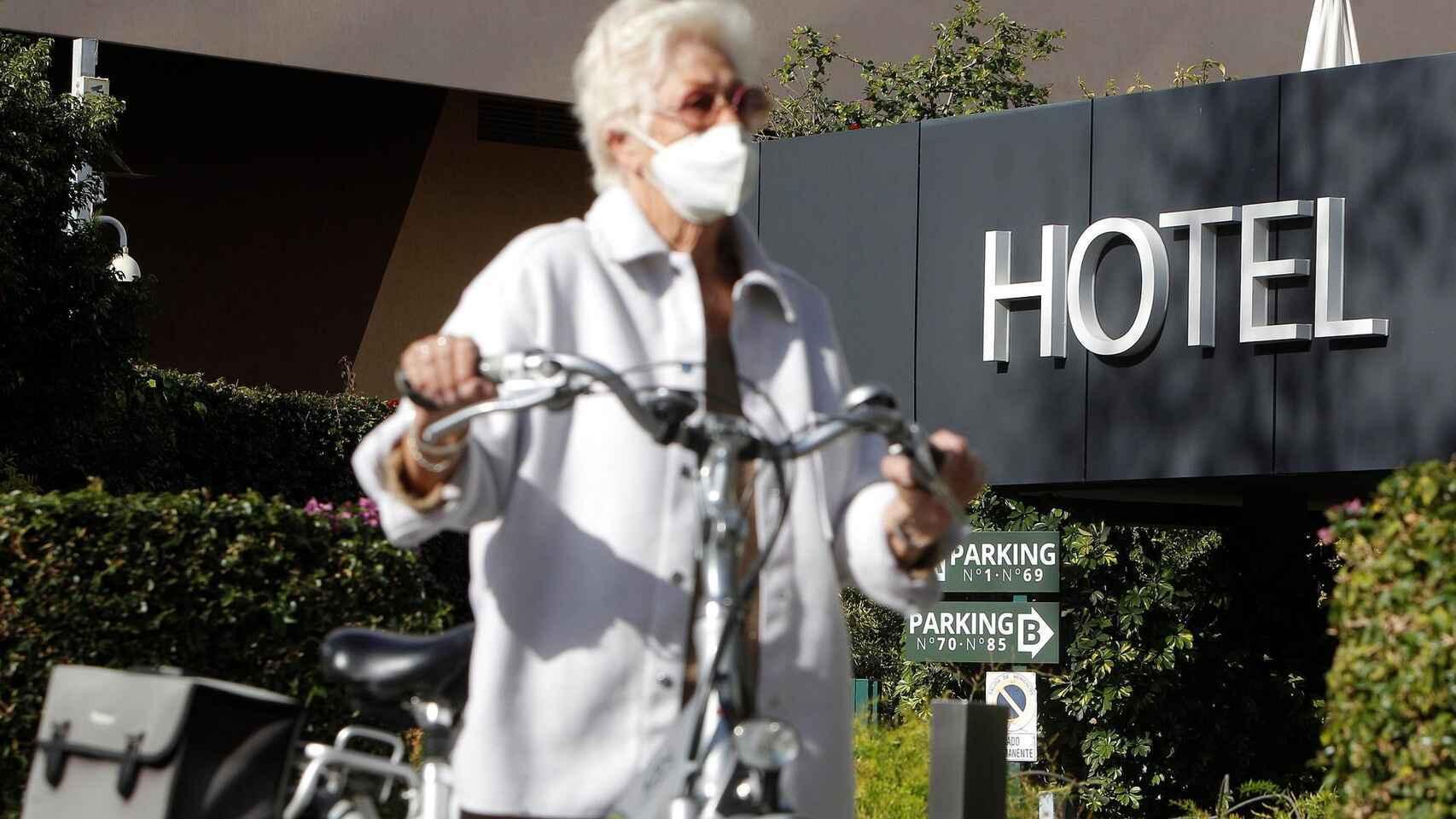 Una turista pasa frente a un hotel de Benidorm, hace un mes.