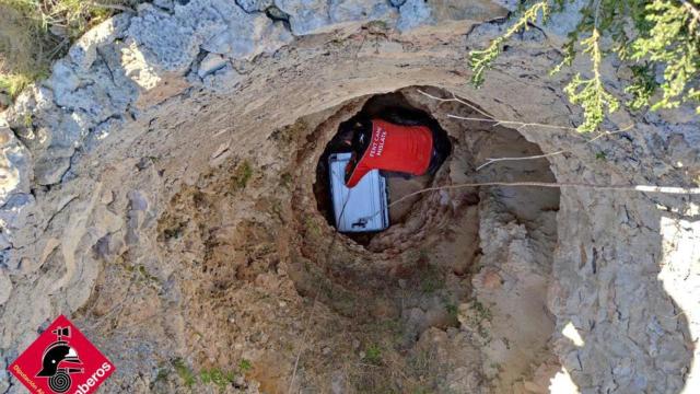 Rescatados un hombre y el perro al que trataba de ayudar tras caer a un pozo en Torrevieja