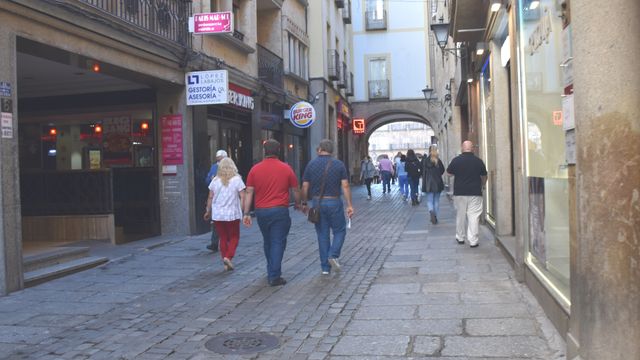 Una calle de Salamanca con turistas