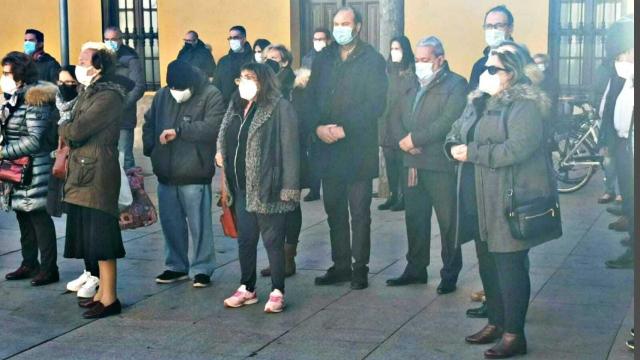 Un minuto de silencio por Esther en Tudela de Duero