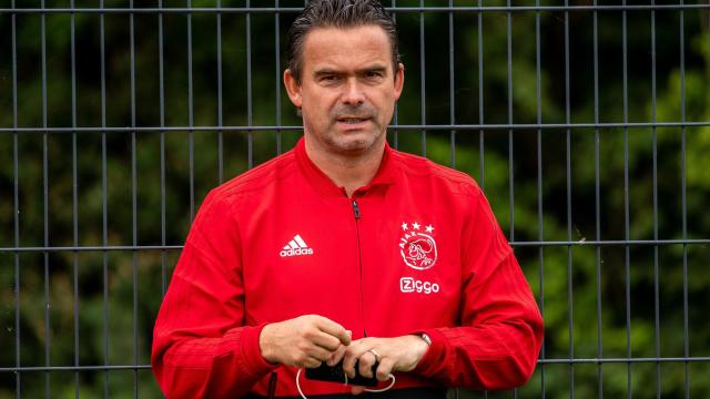 Marc Overmars con un chándal oficial del Ajax