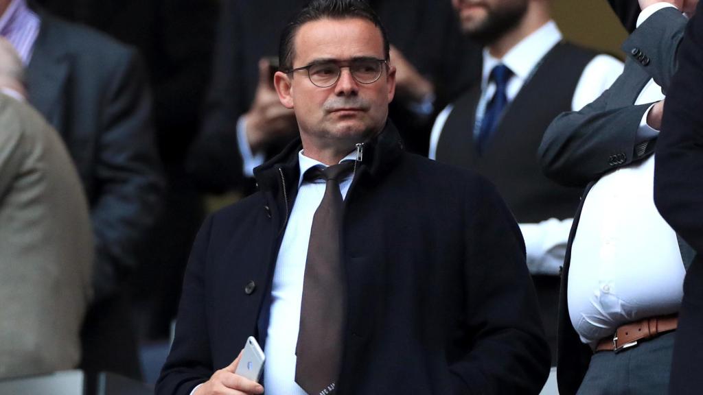 Marc Overmars en el palco del estadio del Ajax