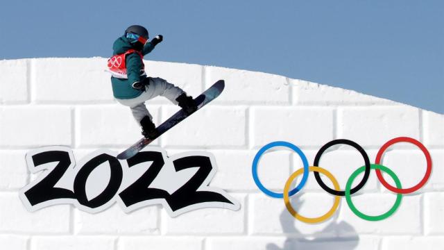 La suiza Ariane Burri durante la ronda de clasificación de estilos de snowboard disputada este sábado en los JJ. OO. de invierno 2022 de Pekín, China. Foto: EFE/ Diego Azubel