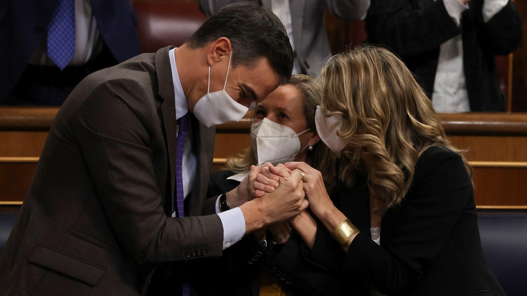 Pedro Sánchez, Nadia Calviño y Yolanda Díaz celebran el resultado de la votación del decreto de la reforma laboral.