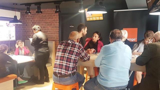Imagen de un taller de asesoramiento digital a personas mayores en una tienda de Orange.