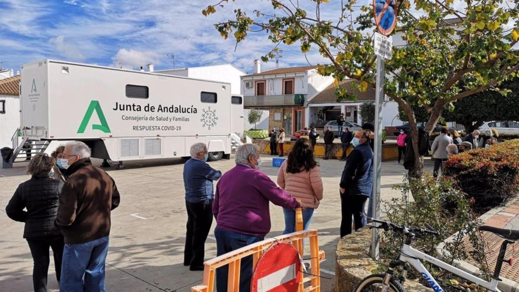 Colas para vacunarse en un dispositivo móvil en Málaga en una imagen de archivo.