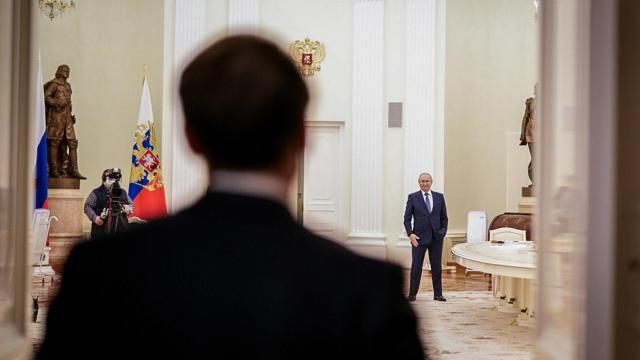 Macron durante su visita a Putin.