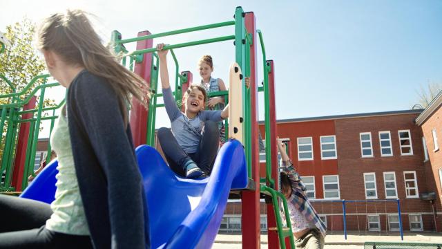 Niños jugando en el patio sin mascarilla.