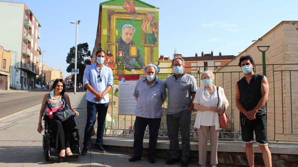 Antonio Pedrero con la corporación municipal y el autor del mural, Carlos Adeva, el día de su inauguración