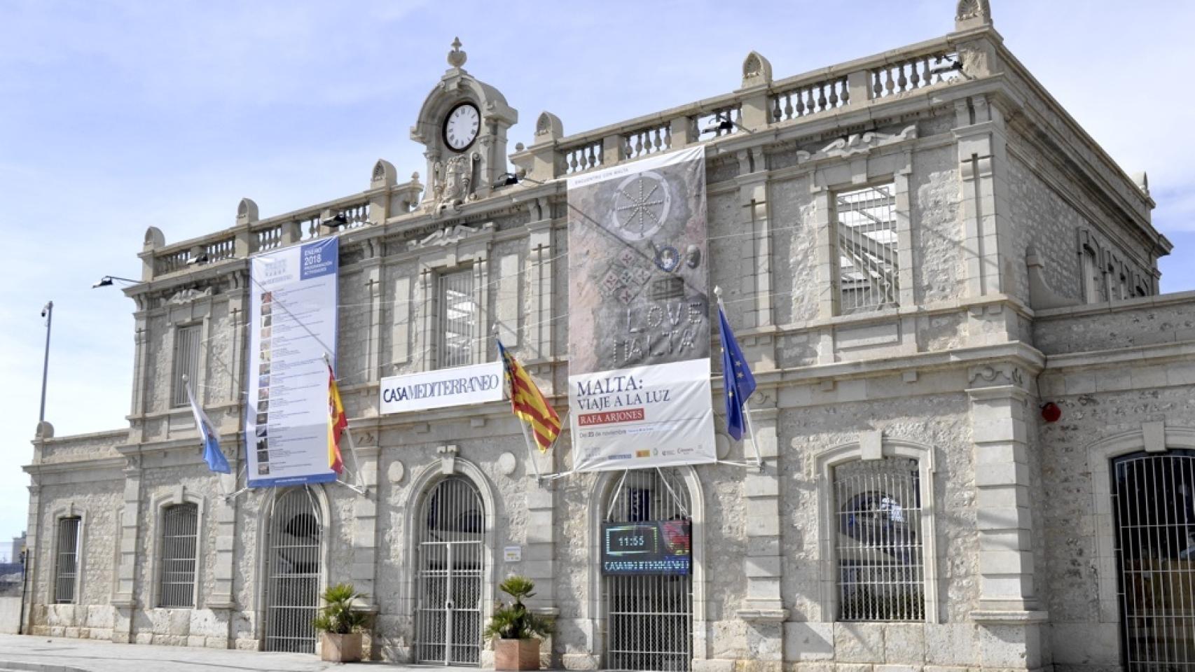Fachada de la Casa del Mediterráneo en Alicante.