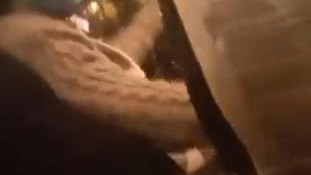 Un joven se graba orinando dentro de un taxi de Alicante.