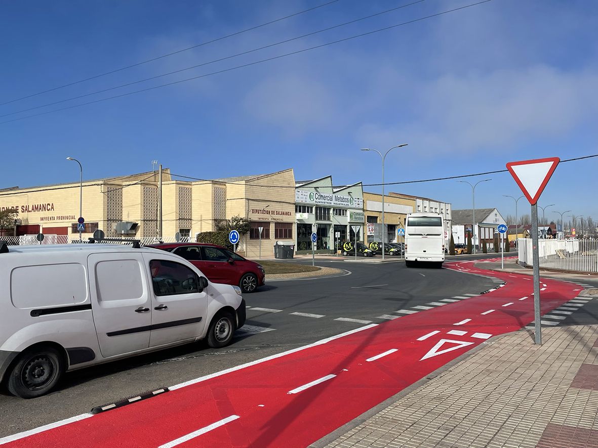 Carbajosa pinta en rojo un tramo del carril bici