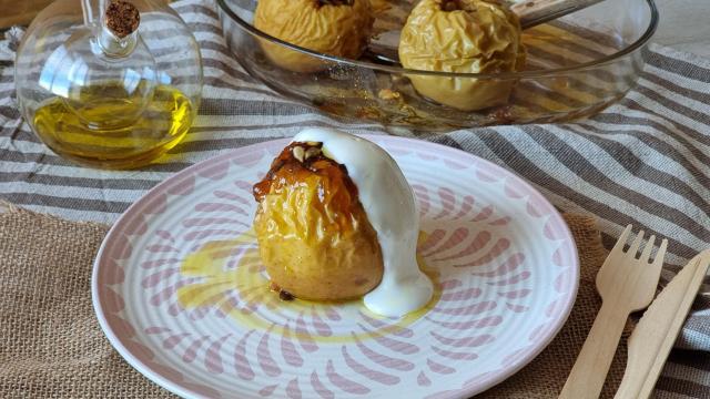 Manzana asada con frutos secos y crema de queso, un postre fácil con fruta