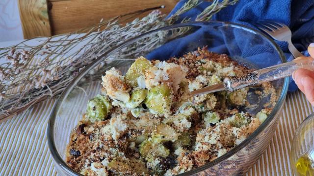 Coles de bruselas gratinadas con merluza, una forma diferente de comer esta verdura