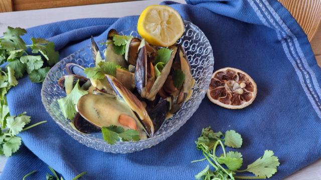 Mejillones al curry, una salsa que engancha para un entrante lleno de nutrientes