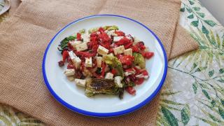 Cogollo a la brasa con feta y vinagreta de piquillos y tomates secos