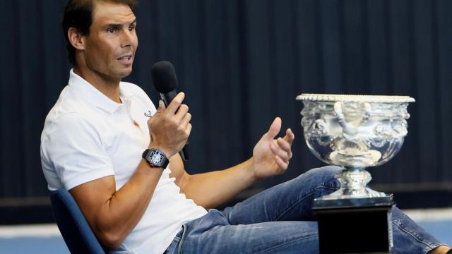 Rafa Nadal, durante un evento en su academia junto al trofeo del Open de Australia.