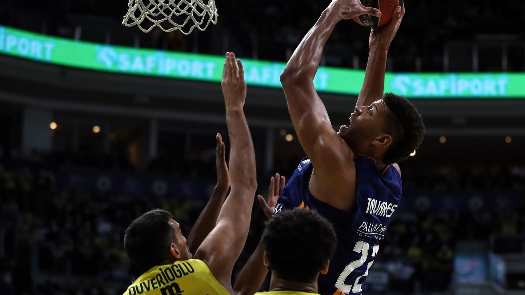Edy Tavares, entrando a canasta ante Ahmet Duverioglu y Pierria Henry