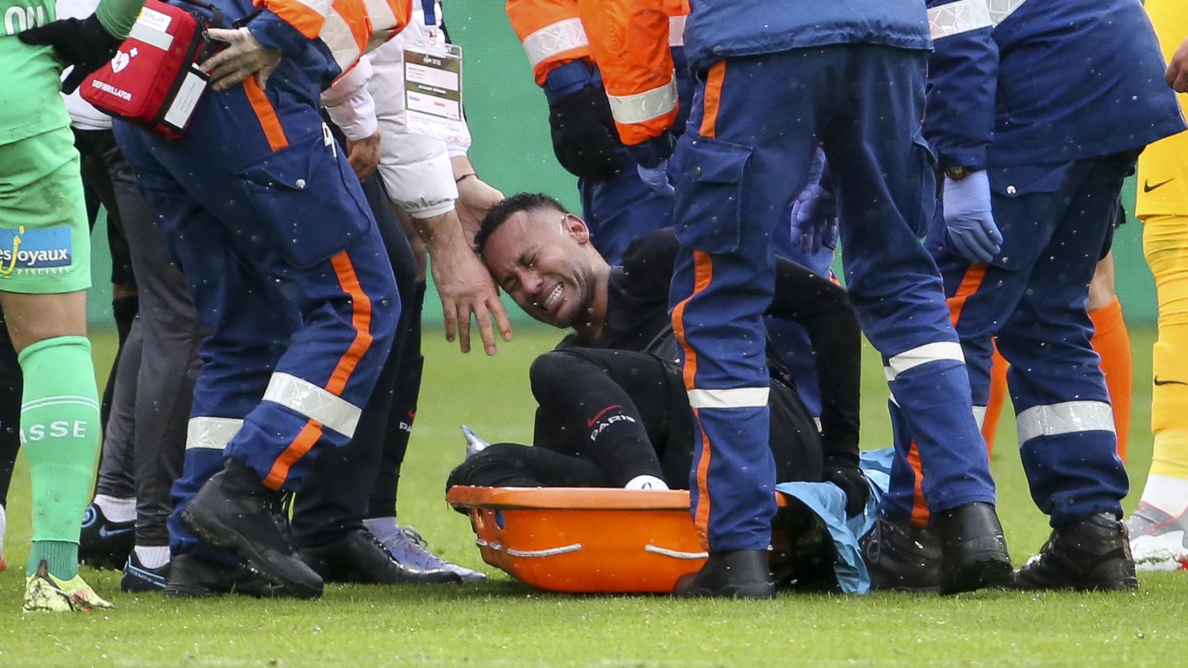 Neymar Júnior abandona en camilla el partido entre el Saint-Etienne y el PSG.