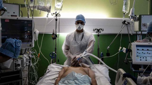 Un médico atiende a un paciente de Covid-19 en una UCI, en imagen de archivo.