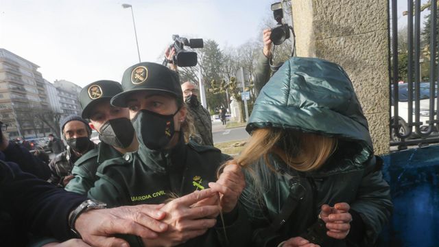 La madre de Desirée llegando a los juzgados.