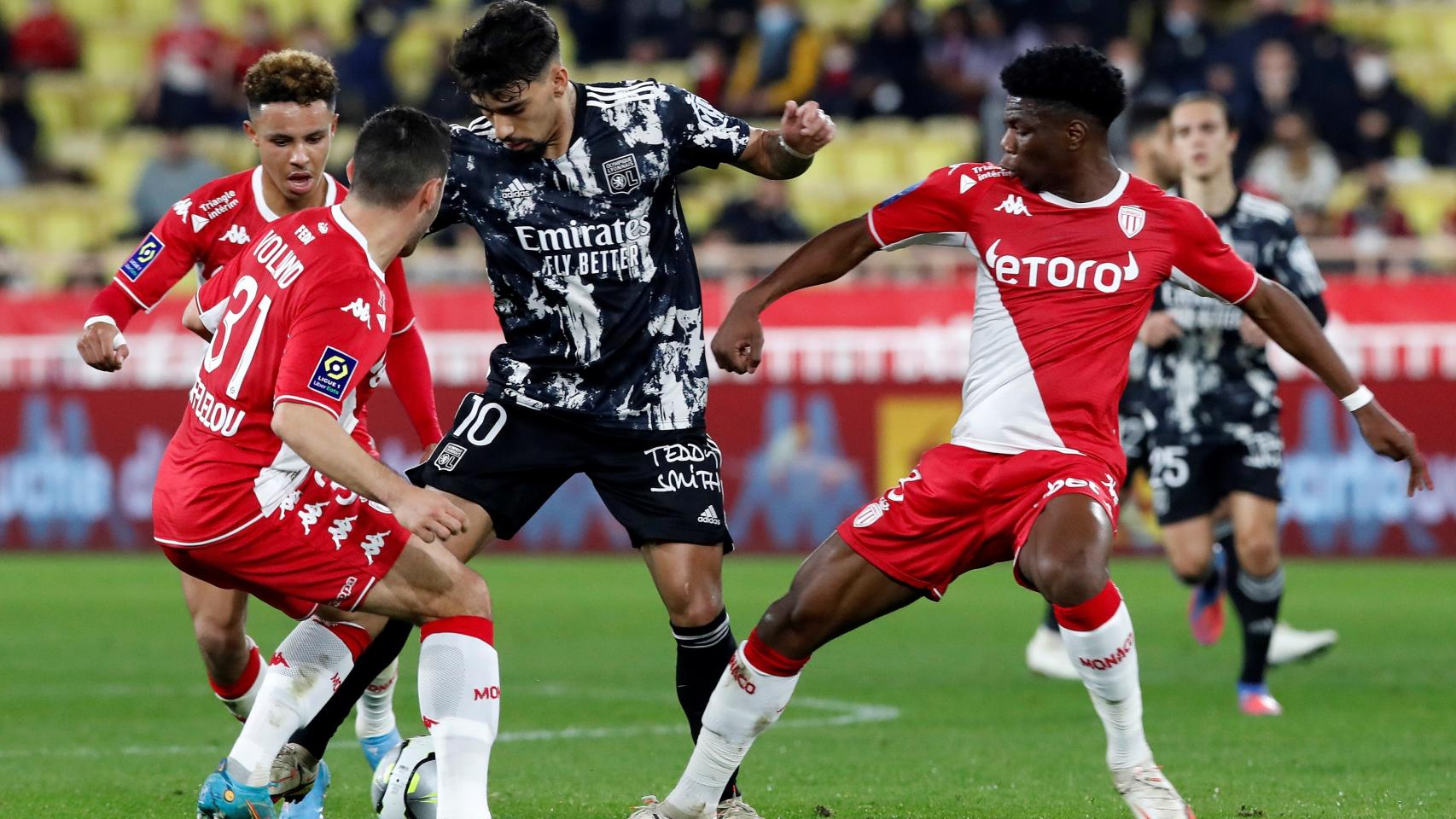 Aurelien Tchouameni frena a Lucas Paquetá.