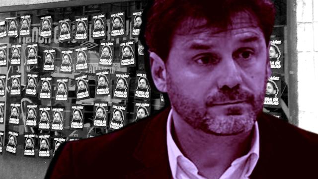 Luis Yañez, en un fotomontaje con las pegatinas alrededor de Vallecas.