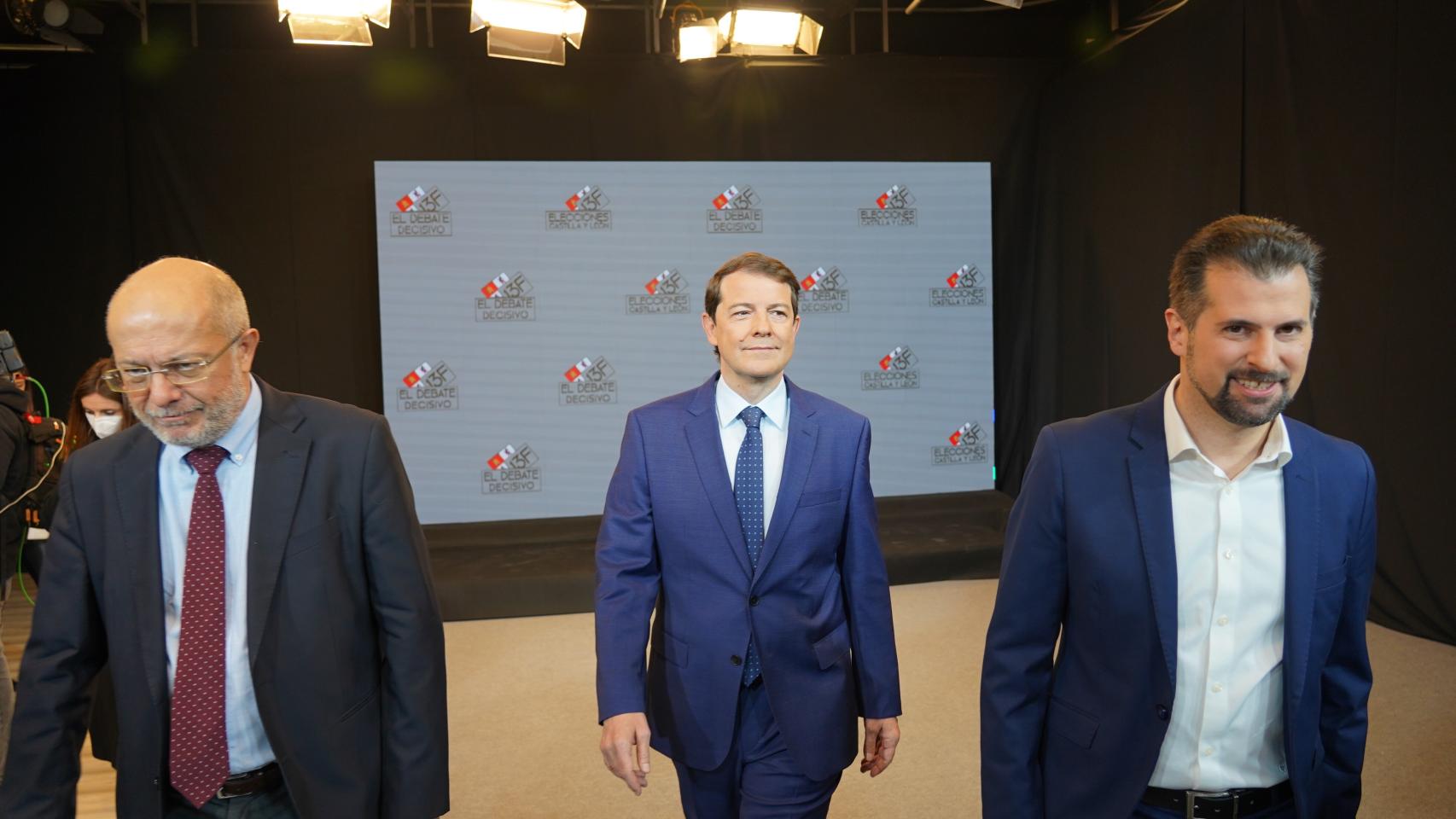 Los candidatos de PSOE, PP y Ciudadanos, Luis Tudanca, Alfonso Fernández Mañueco y Francisco Igea antes de dar comienzo el debate