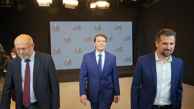 Los candidatos de PSOE, PP y Ciudadanos, Luis Tudanca, Alfonso Fernández Mañueco y Francisco Igea antes de dar comienzo el debate