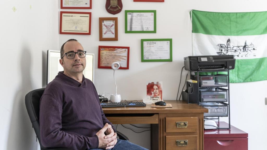 Javi, en casa, en el lugar desde el que se dedica a escribir.