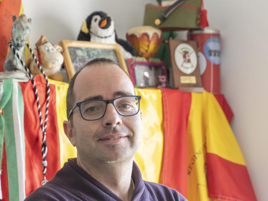 El legionario, en un rincón de su domicilio dedicado a atesorar enseñas y banderas de La Legión.