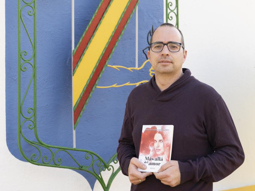 Javier posa con un ejemplar de su novela erótica junto al Cuartel de la Legión de Ronda.