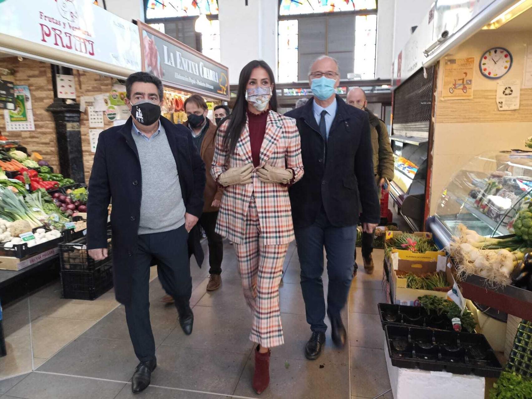 Begoña Villacís, acompañada por Luis Fuentes y el presidente de CES, en el Mercado Central de Salamanca