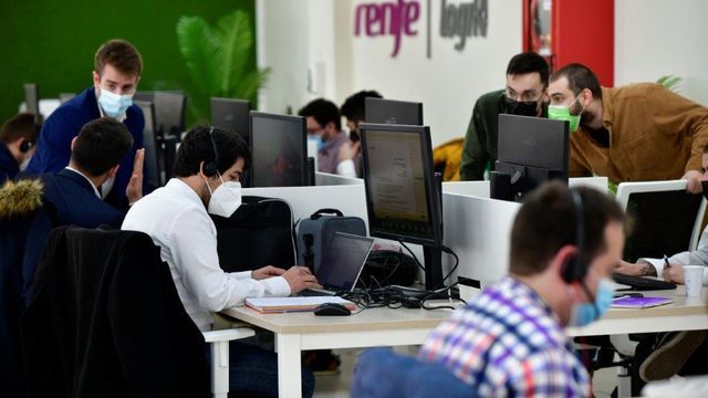 Varios trabajadores del Centro de Competencias Digitales de Renfe.